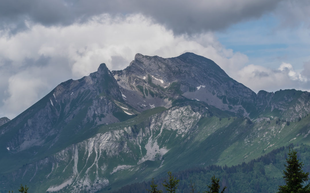 Trop jeunes adultes en montagne, par Janie