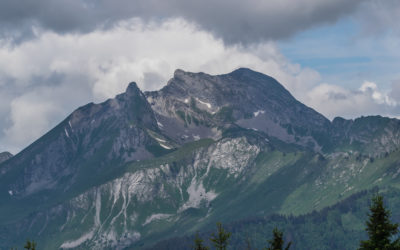 Trop jeunes adultes en montagne, par Janie