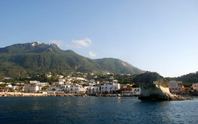 ISCHIA / Un avion sur la montagne
